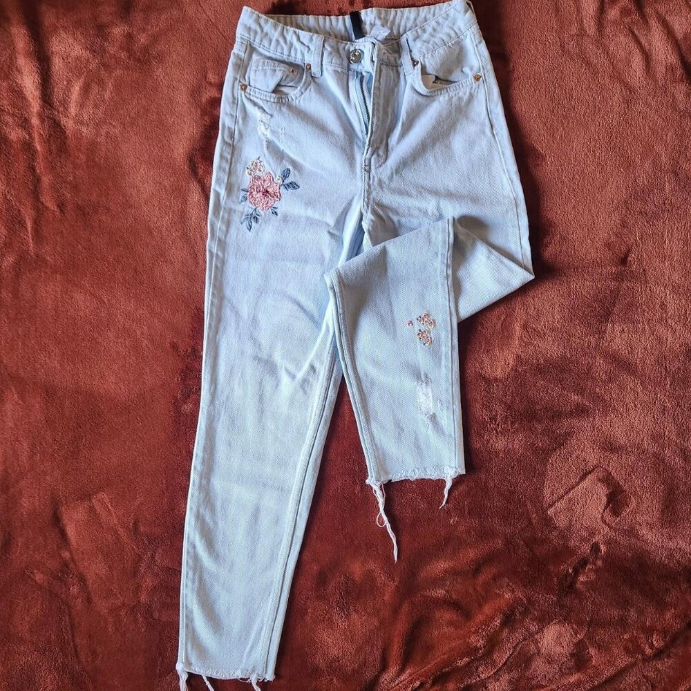 H&M 2000s "Sunny Vibes"  Floral Embroidered Distressed Lightwash Jeans. SZ 4.